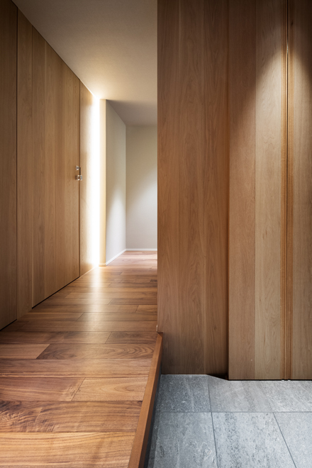 廊下の照明は縦型の間接照明のみ 廊下の照明は縦型の間接照明のみ