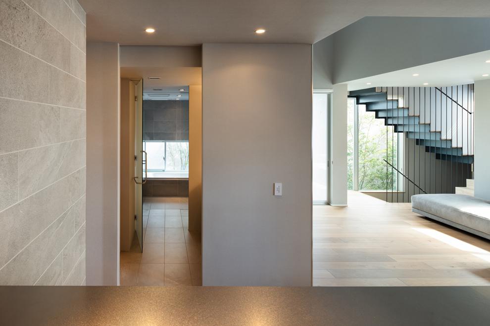 2階のキッチンから洗面、浴室、リビング、階段を見渡す 2階のキッチンから洗面、浴室、リビング、階段を見渡す