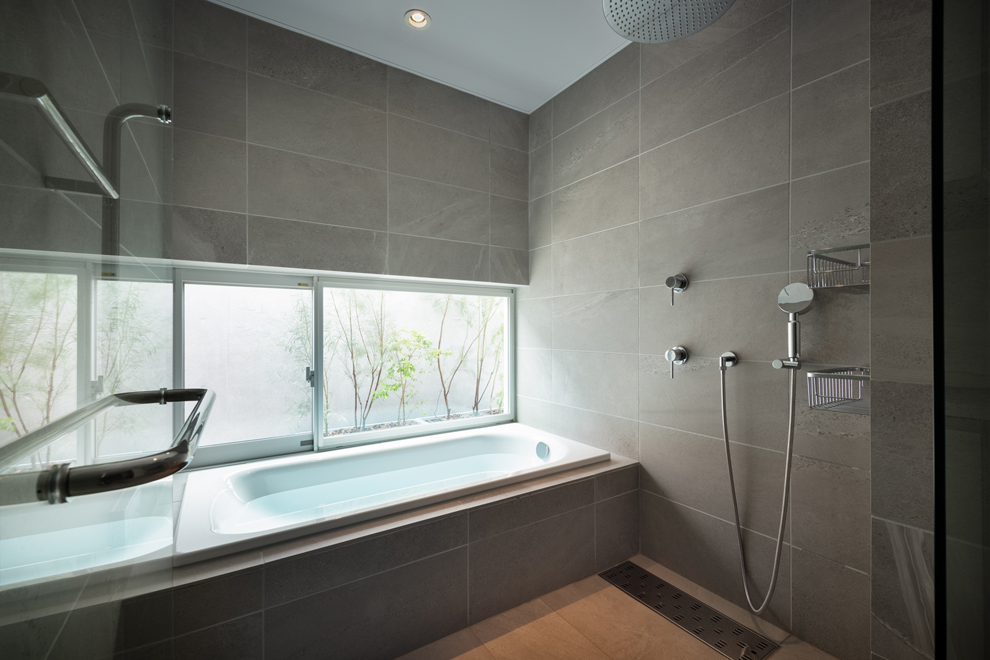 2階のテラスに面した浴室 コンクリート壁でプライバシー保つ 2階のテラスに面した浴室 コンクリート壁でプライバシー保つ