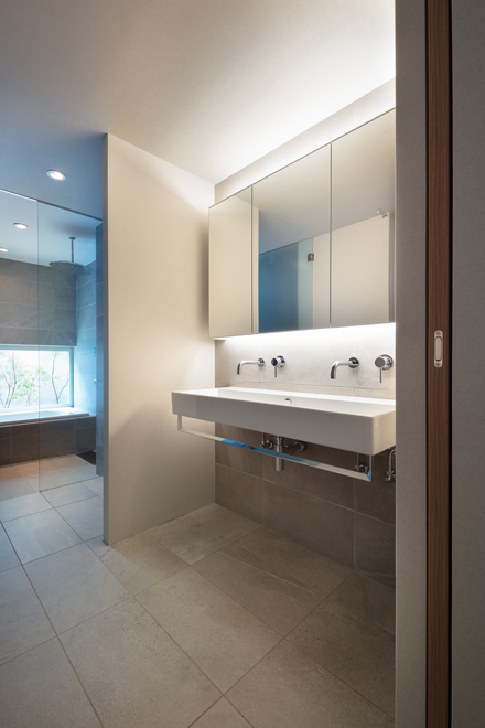 2階の洗面所 2人同時でも使用可能 洗面と浴室の間に脱衣室も設置 2階の洗面所 2人同時でも使用可能 洗面と浴室の間に脱衣室も設置