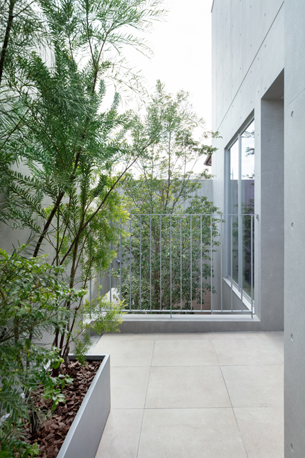 浴室前のバステラス 奥にエントランスの植栽と「木を抱く壁」が見える 浴室前のバステラス 奥にエントランスの植栽と「木を抱く壁」が見える