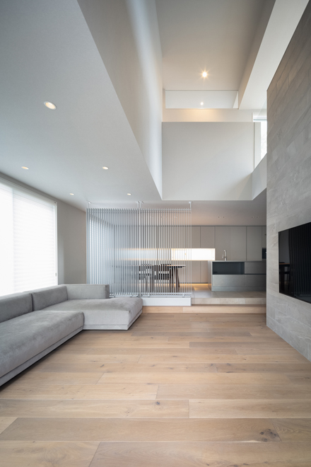 テラス側からLDKをみる 左の窓の外にも別のテラスがある 3階への高い吹き抜け テラス側からLDKをみる 左の窓の外にも別のテラスがある 3階への高い吹き抜け