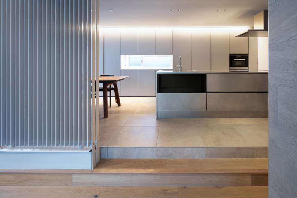 ステンレス製のキッチン 背面は一面収納 左側のルーバーはPSの冷暖房機 ステンレス製のキッチン 背面は一面収納 左側のルーバーはPSの冷暖房機