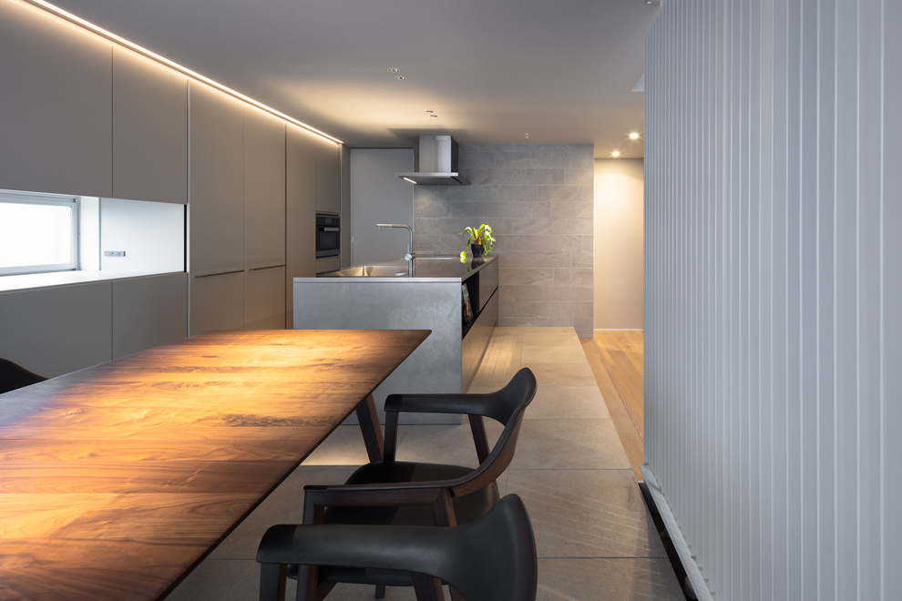 ダイニング側から見る キッチン左奥の扉からパントリーに続く 冷蔵庫もパントリーに設置 ダイニング側から見る キッチン左奥の扉からパントリーに続く 冷蔵庫もパントリーに設置