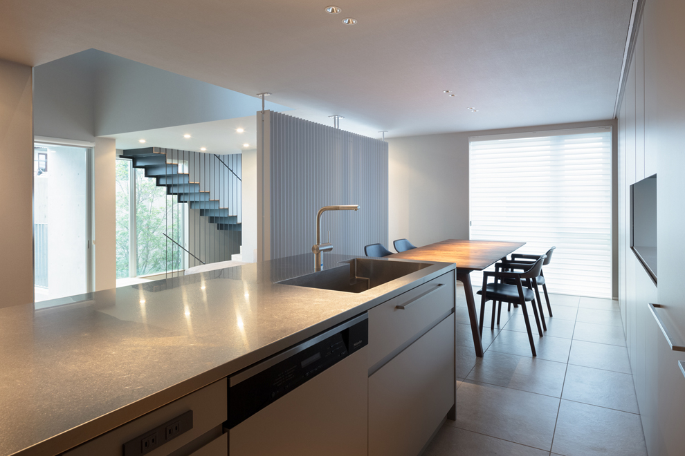 パントリー側より見る PSのルーバーが緩やかな仕切りとなっている パントリー側より見る PSのルーバーが緩やかな仕切りとなっている