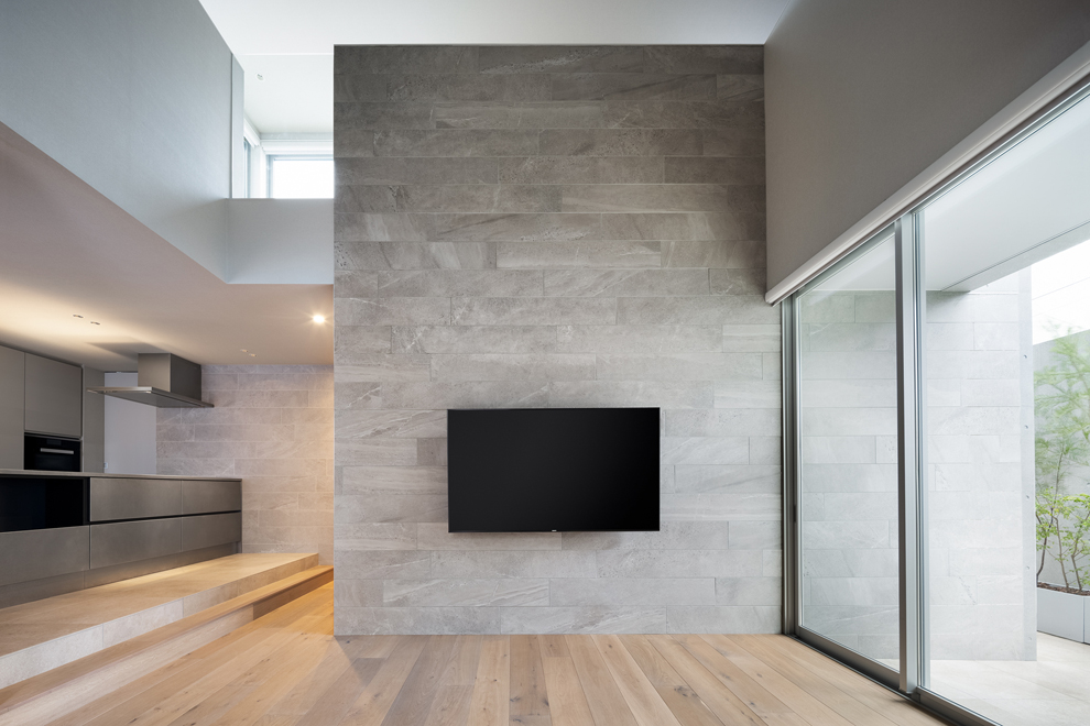 2階に上がってきた所 右側に「木を抱く壁」とテラスがある 3階からのガラス手摺からも光が落ちてくる 2階に上がってきた所 右側に「木を抱く壁」とテラスがある 3階からのガラス手摺からも光が落ちてくる