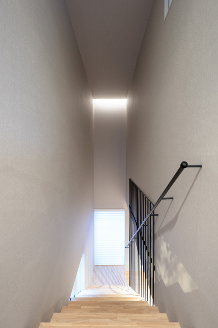 3階への階段 間接照明により独特な空間になっている 3階への階段 間接照明により独特な空間になっている